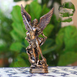 Estátua de São Miguel Arcanjo do Céu Derrotando Lúcifer - NerdLoja